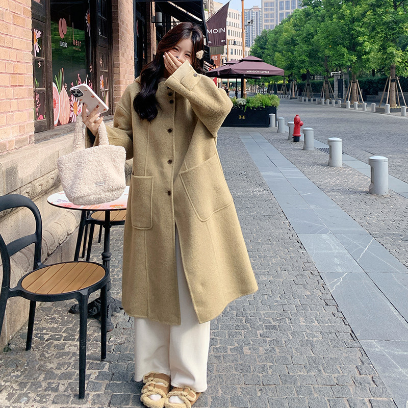 卡其色连帽皮毛一体外套女中长款冬新款高级感宽松加厚羊羔毛大衣图片
