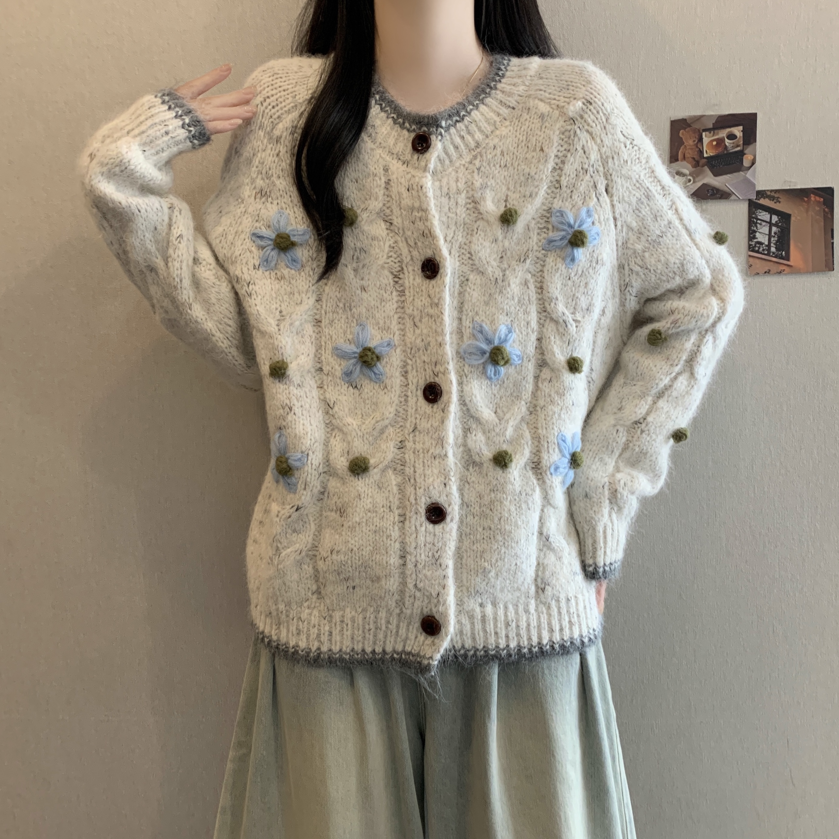 设计感立体花朵圆领针织开衫女