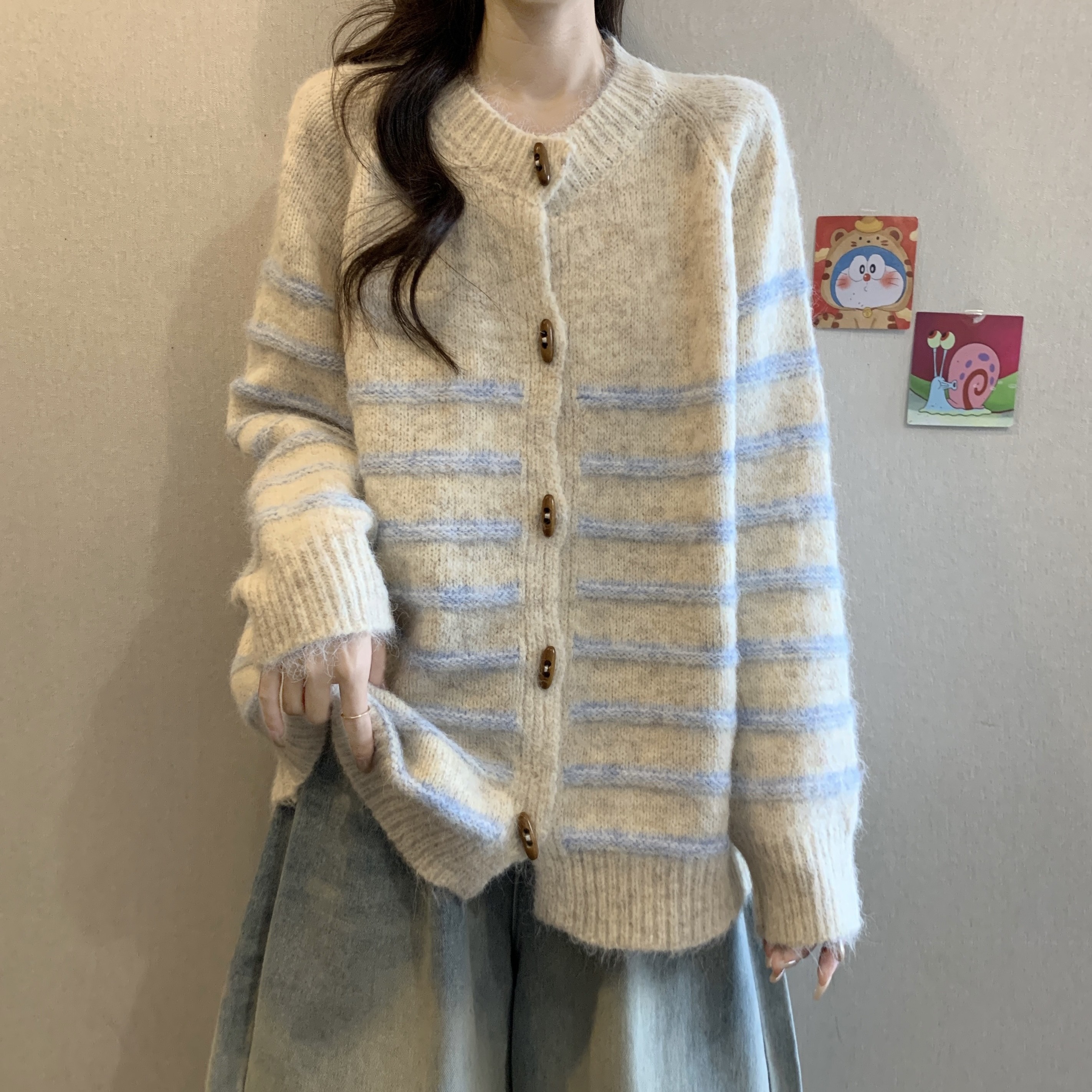大码小香风牛角扣条纹针织开衫女