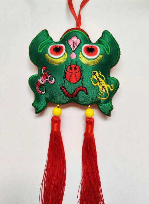 包邮庆阳刺绣布艺手工品宝宝脖挂肩背五毒青蛙蟾蜍挂件节庆饰品