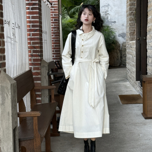 好在 小个子150不规则翻立领两穿艺术奶白风衣连衣裙 丹麦美术馆