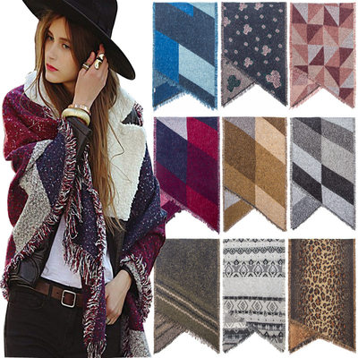 Circled yarn woven jacquard diagonal scarf with fur edge im