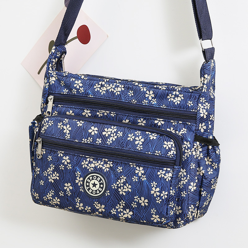 斜挎小包女百搭街头大容量尼龙包