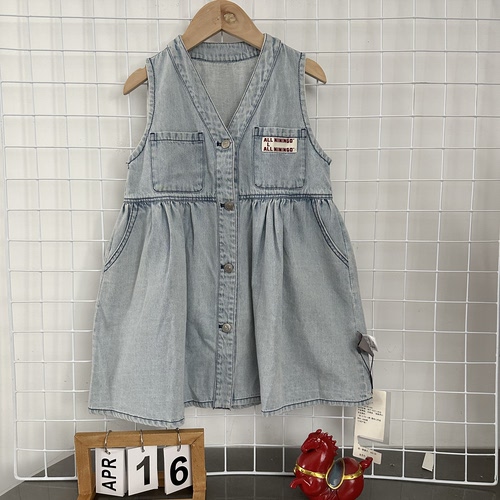 0597高端童装大品家小九，女宝牛仔连衣裙，背心裙，前扣可开