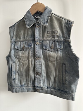 新款 欧bao做旧脏脏牛仔马甲，男女宝都可以，码数偏大，63090