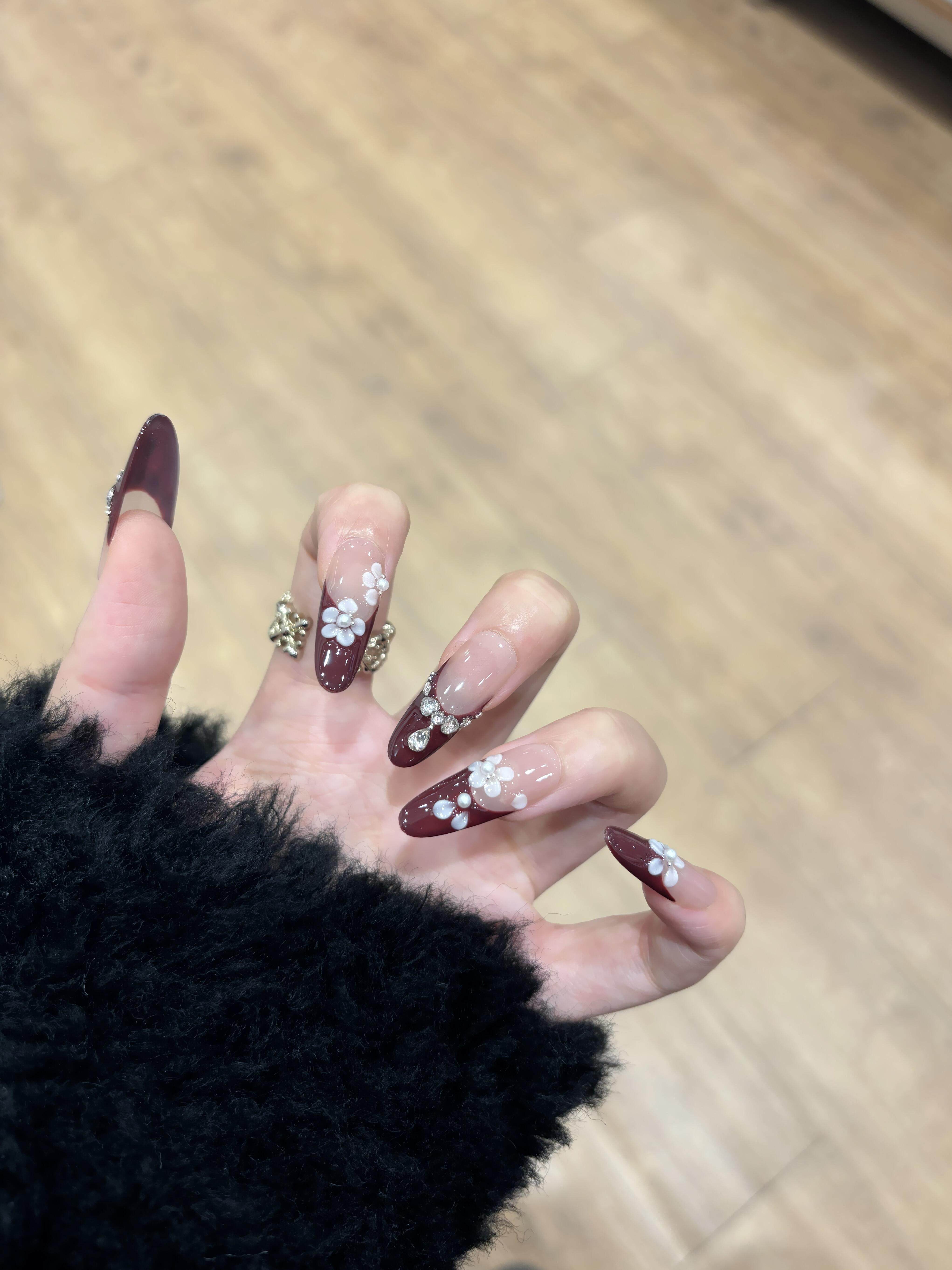 新年氛围感手工穿戴甲法式高级感显白酒红色渐变乳白雕花碎钻美甲,彩妆/香水/美妆工具,穿戴甲/甲片,淘宝优惠券,粉丝福利购,淘宝优惠卷