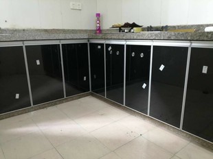 1月安装定制一体麻石柜体，麻石台面，晶钢门板698元每米