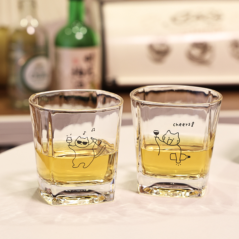 简笔插画小猫玻璃水杯威士忌酒杯