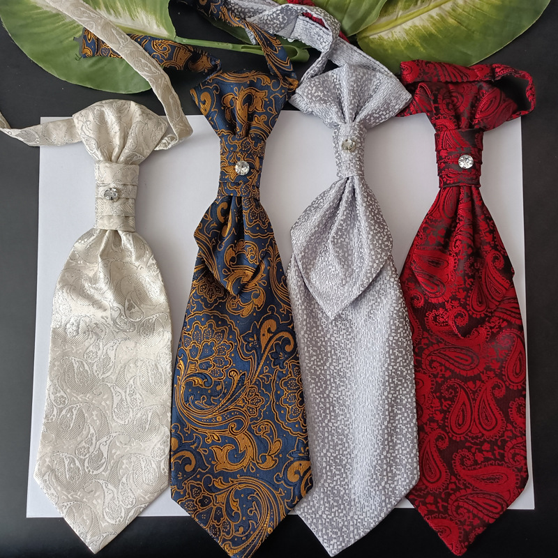 香港结皱领带白色搭配西服