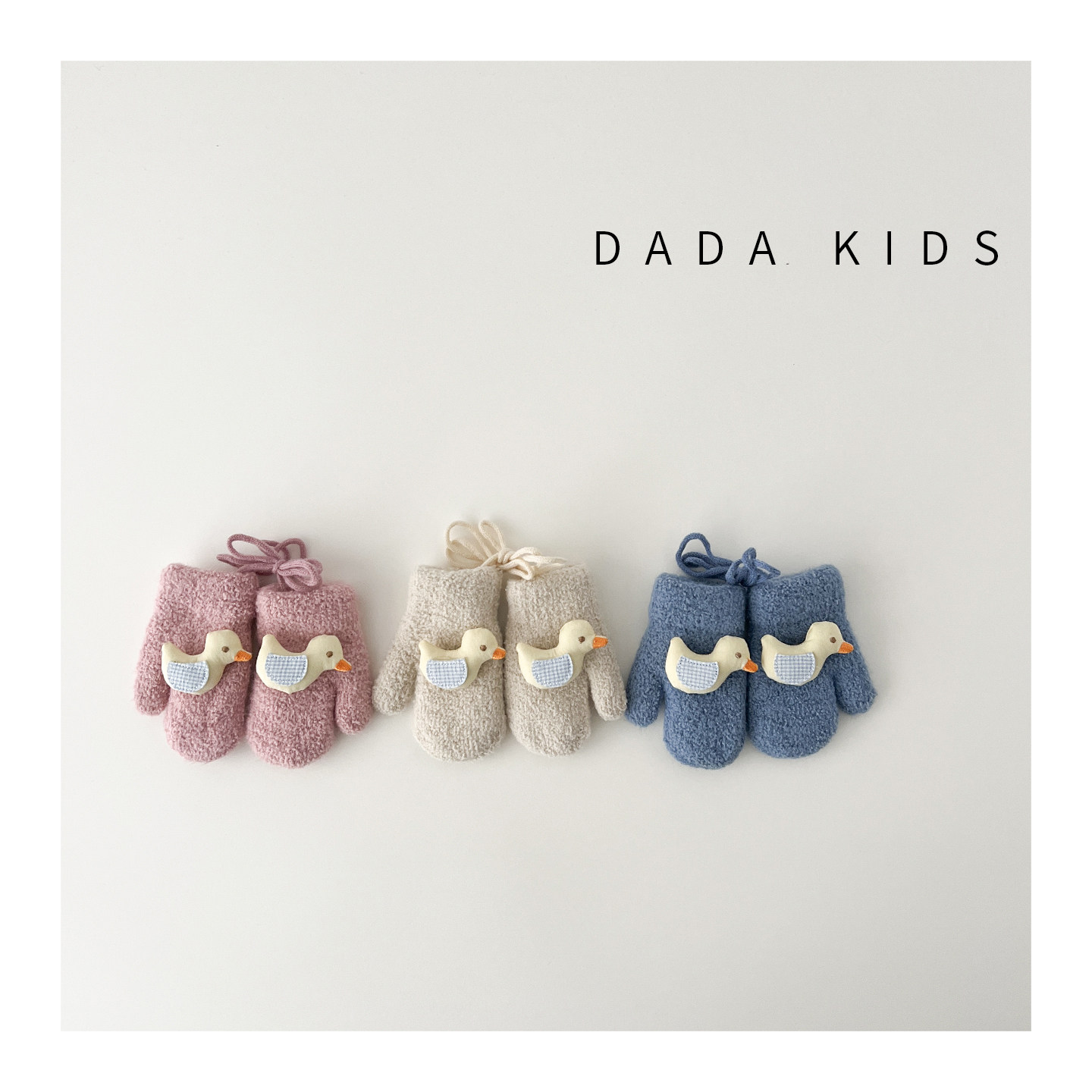 婴儿手套冬季加厚保暖婴幼儿挂脖防丢连指卡通小鸭子宝宝毛绒手套