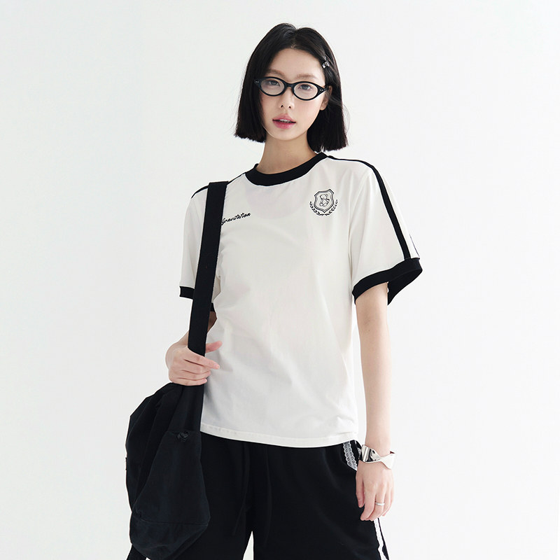 服饰万有引力博物馆 小熊徽章印花正肩短袖T恤女夏季修身短款上衣