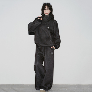 连帽休闲运动套装 万有引力博物馆 春秋款 ü线下店同款 女 wink