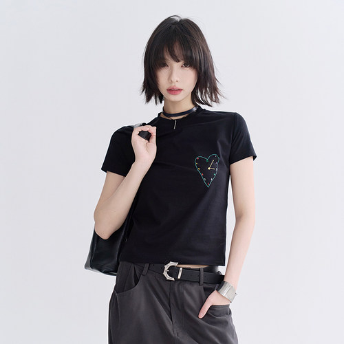 万有引力博物馆 爱心印花正肩短袖T恤女2025年新款修身短款上衣K
