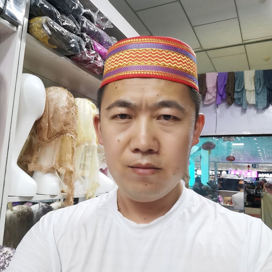 新款回刺绣婚庆帽子回时尚平顶帽子洋气透气红色民族条纹