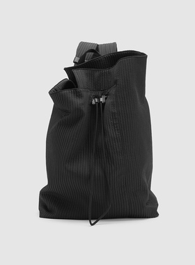 UR国内代购2026春季新款男士设计感肌理抽绳双肩背包UAMB60001