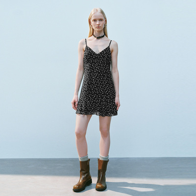 UR国内代购2025夏季女装休闲氛围感茶歇碎花吊带连衣裙UYY750069