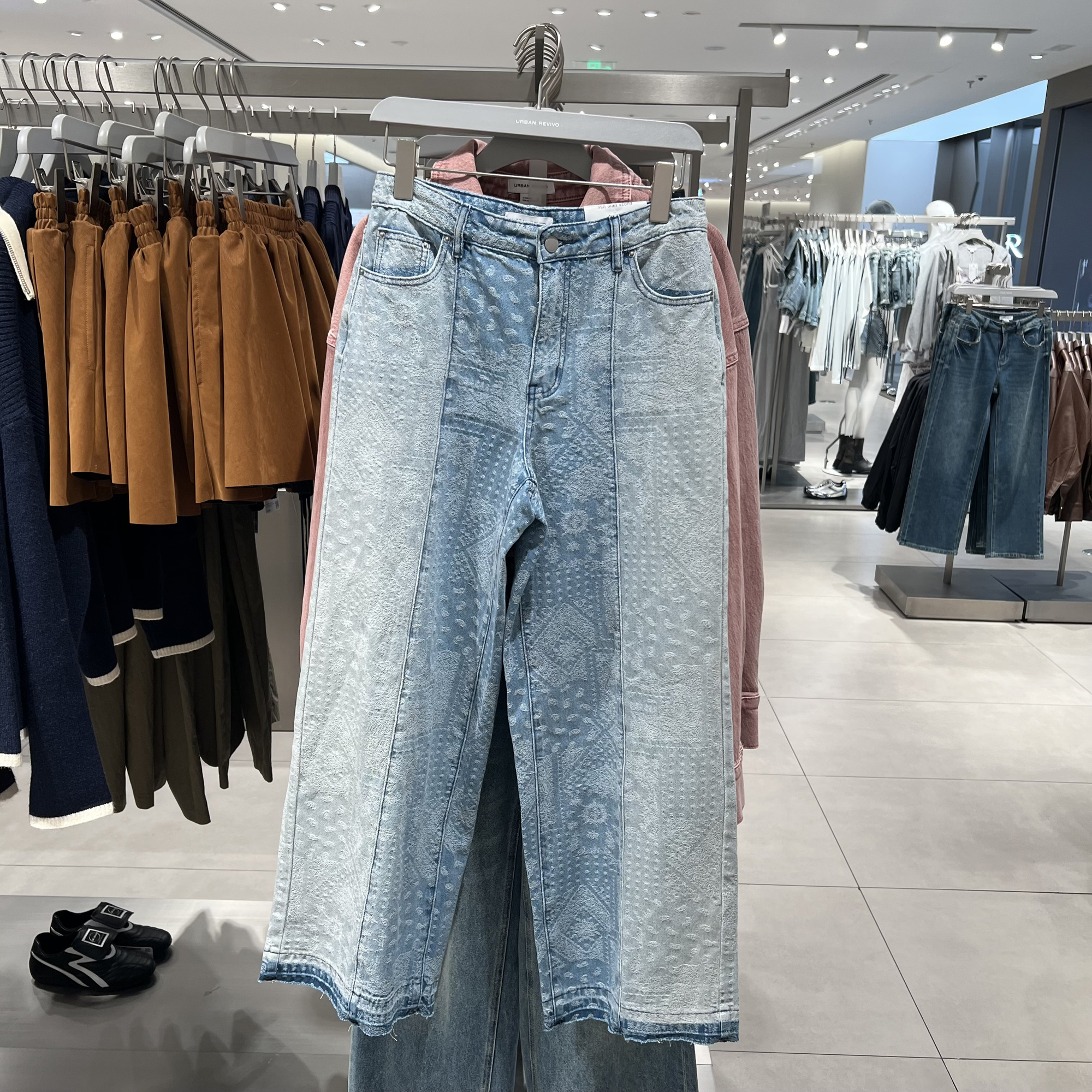 UR国内代购2025春季女复古水洗撞色腰果花棉质牛仔长裤UYL850009