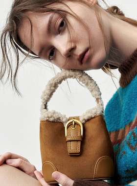 UR国内代购2025秋季女士时髦琥珀流光风绒面手提斜挎包UAYB50199