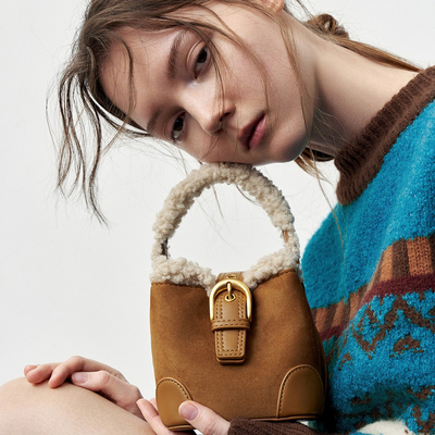 UR国内代购2025秋季女士时髦琥珀流光风绒面手提斜挎包UAYB50199