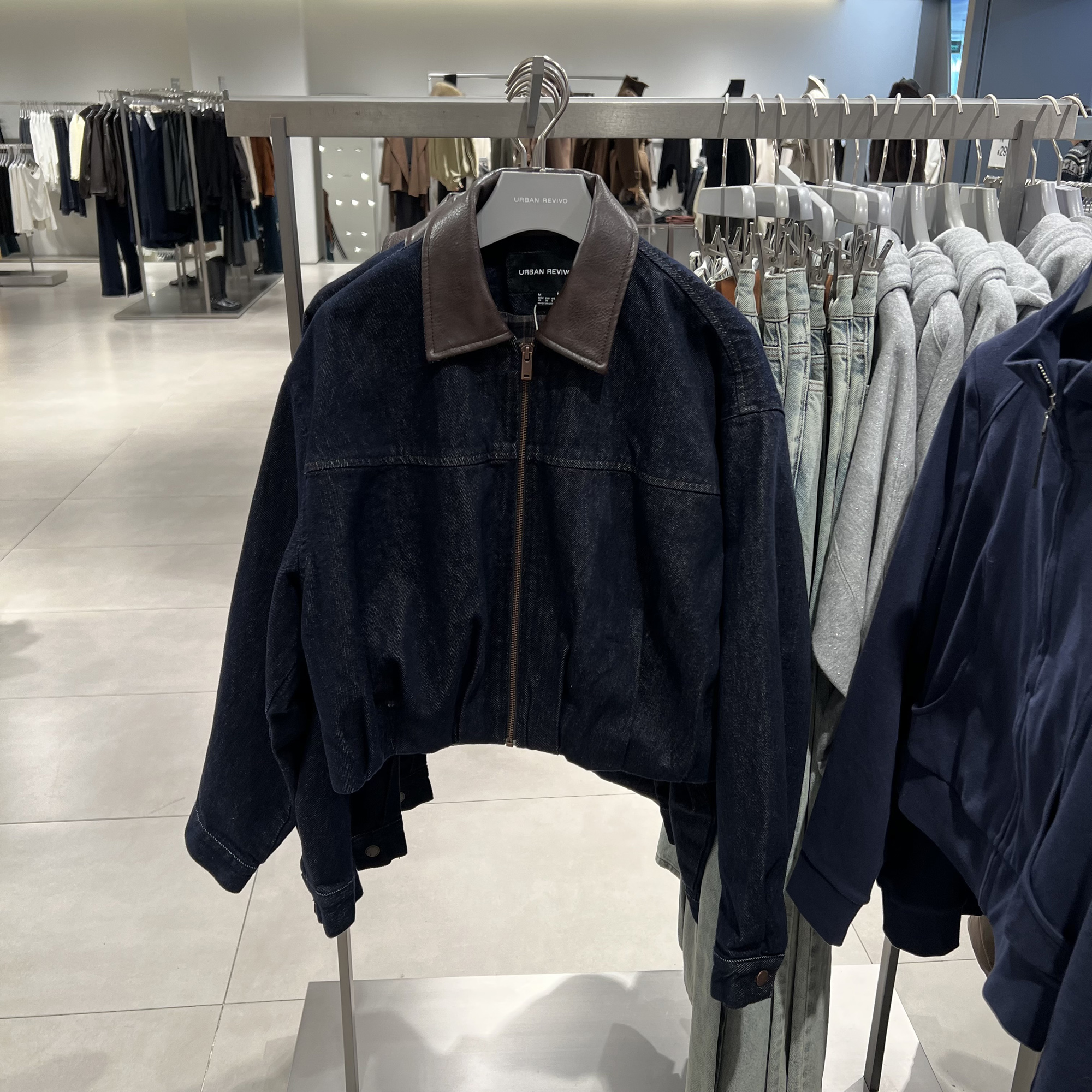 UR国内代购2025冬季女装潮流拼接翻领超宽松牛仔外套UWJ850101