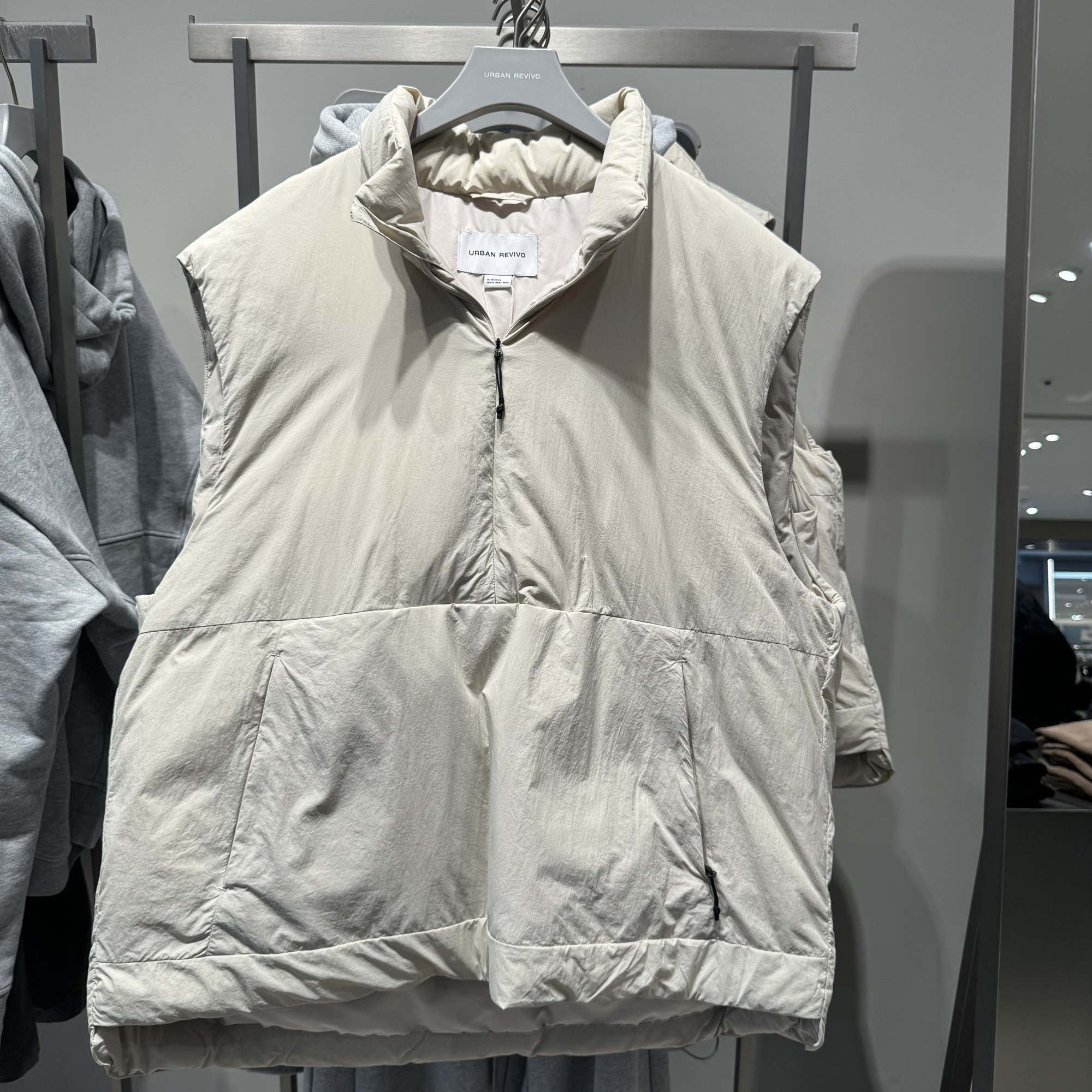 UR国内代购2025春季男装轻户外休闲运动立领马甲羽绒服UMS140003