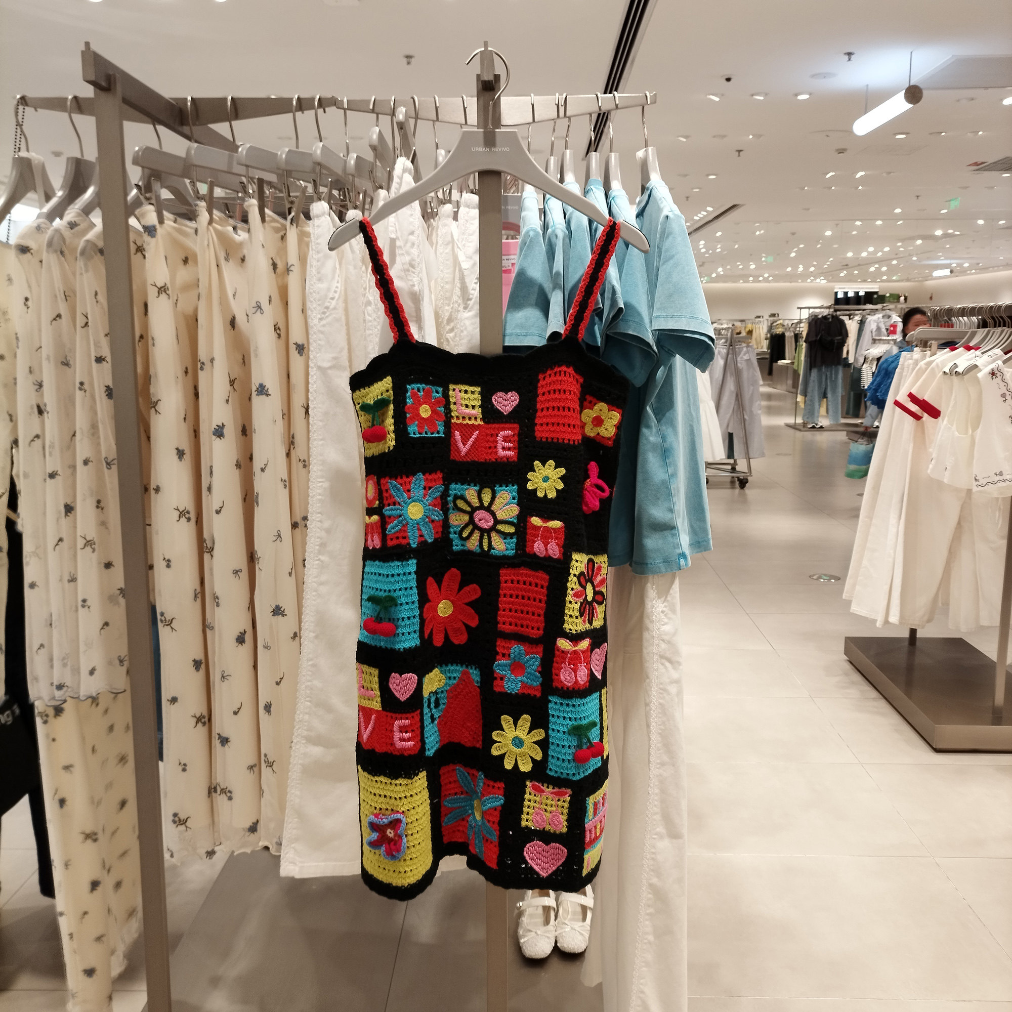 UR国内代购2025夏季女装民族风花朵装饰无袖针织连衣裙UYL950056