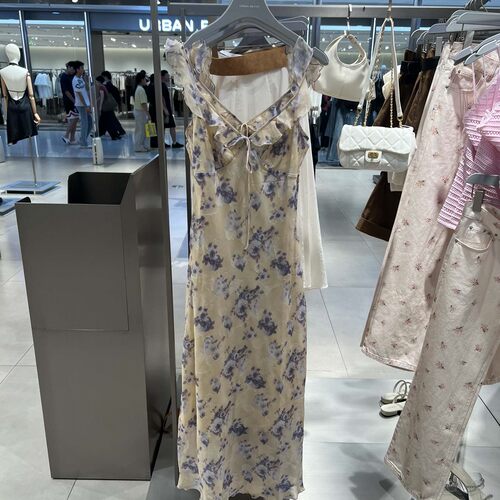 UR国内代购2026夏季女装碎花荷叶边V领抽绳露背连衣裙UWG760210