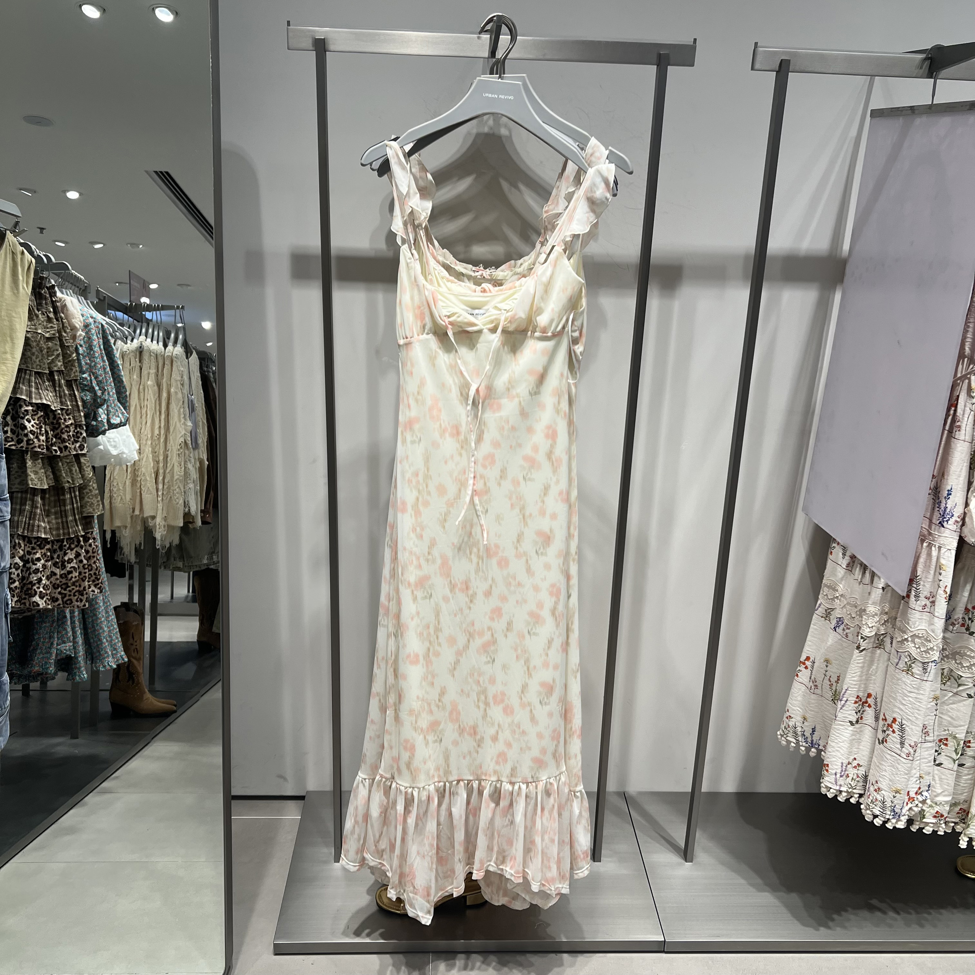 UR国内代购2025秋季女装钟楚曦联名度假风修身连衣裙UYL750112