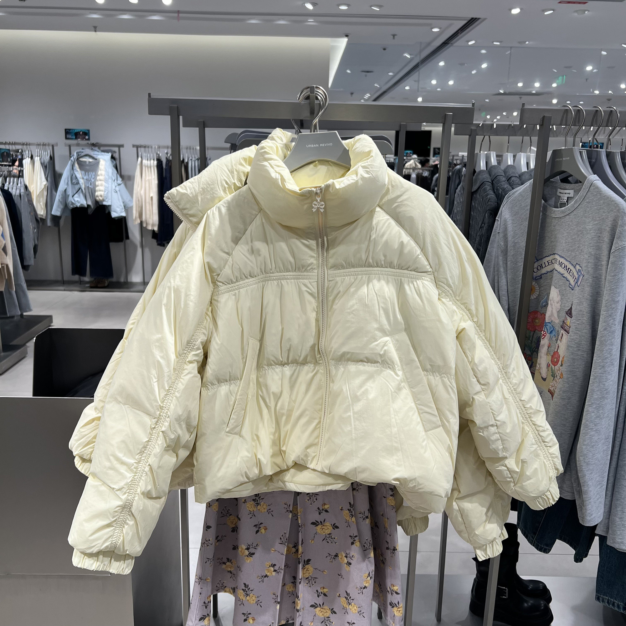 UR国内代购2025冬季女休闲立领蝴蝶结拉链宽松羽绒外套UYY150057