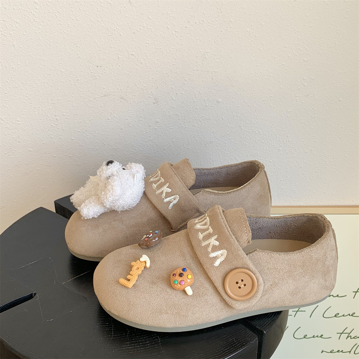 小熊饼干挂件魔术贴勃肯鞋女2026春季新款可爱小众字母全包一脚蹬