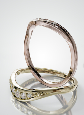 壹钻18K金轻奢波浪渐变伴镶戒指