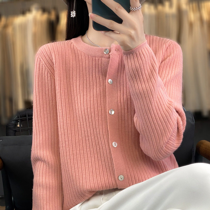 柜爱依服新款2024秋季风气质安迪绒开衫圆领常规毛衣女式针织衫