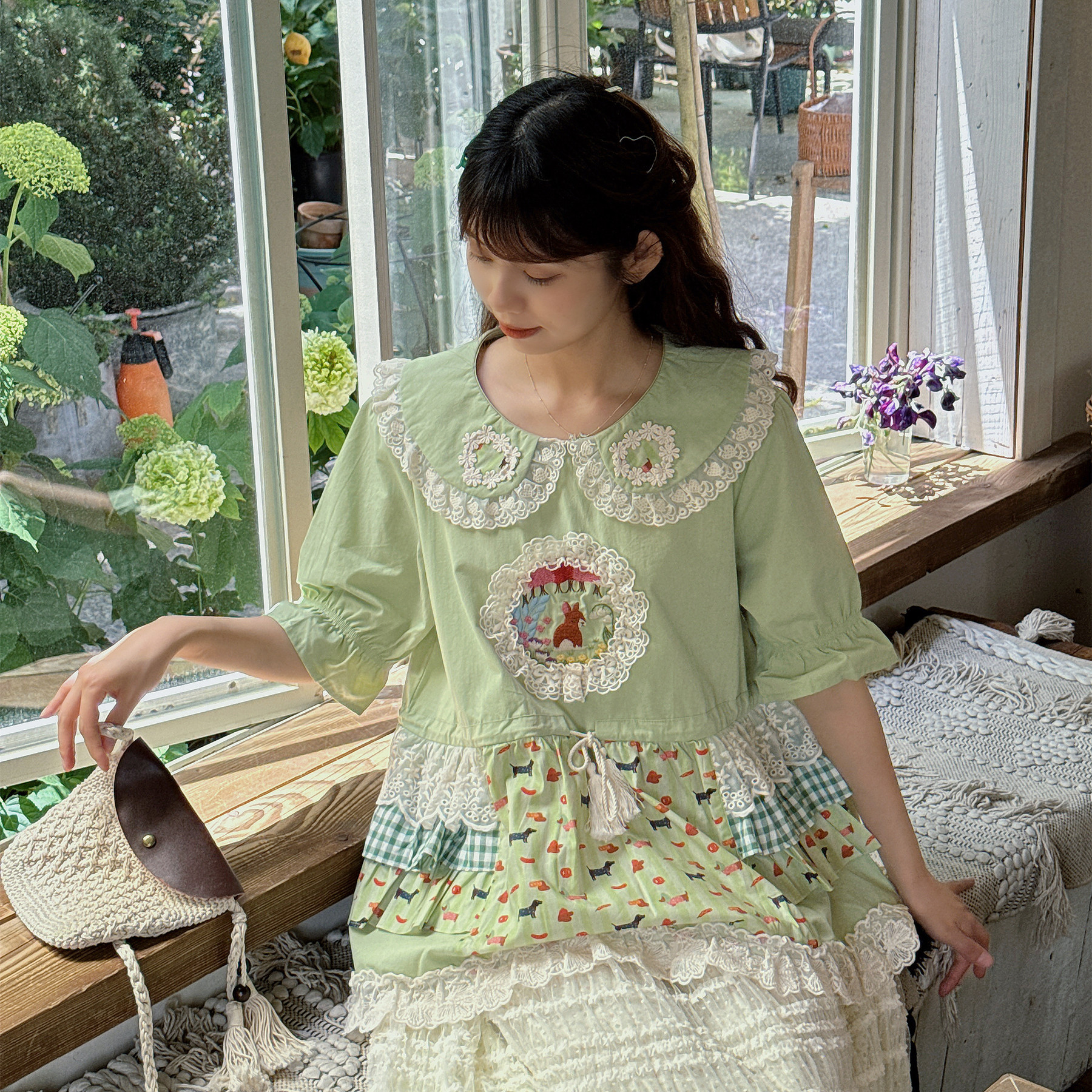 夏季森系小清新浅绿色胸前花朵刺绣娃娃衫灯笼袖减龄宽松少女衬衫