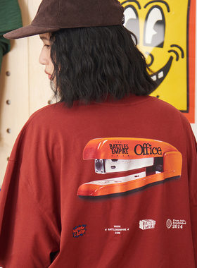 Battles 夏季订书机数码印花双纱纯棉口袋短袖T恤圆领宽松休闲