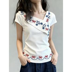 复古辣妹斜肩白色刺绣短袖T恤女2026夏季新款收腰设计感百搭上衣