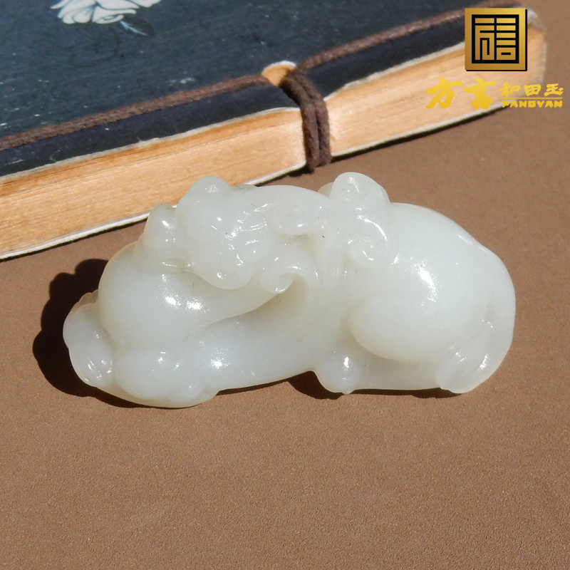 罕见方言和田玉王广志大师新疆且末料白玉立体俏雕守护貔貅吊坠O8