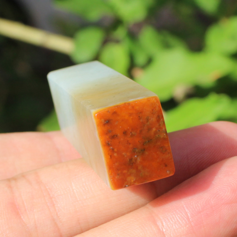玉禧珠宝新疆玉龙河黄沁油皮白青花带糖籽料四色印章玉吊坠把件W1