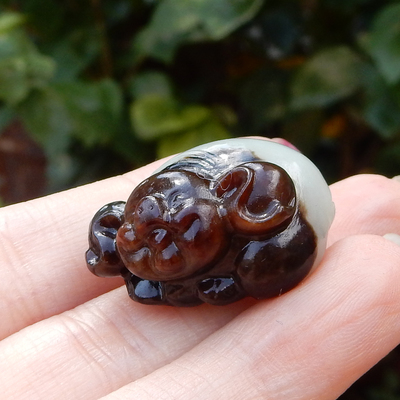 惊喜方言和田玉俄罗斯老坑羊脂白玉聚红皮籽料挂红皮三色猪吊坠A2