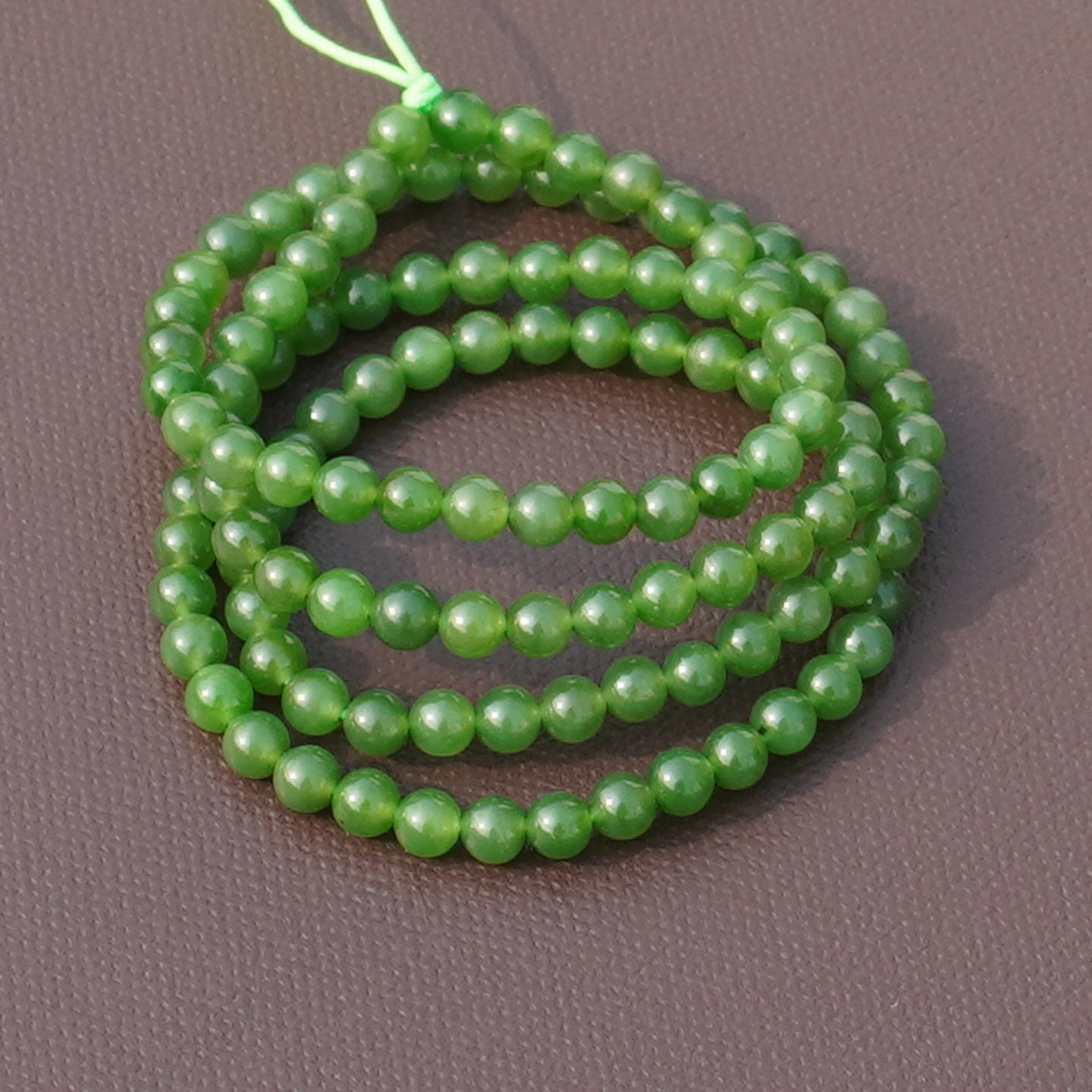方言和田玉俄无黑点阳绿碧玉手串