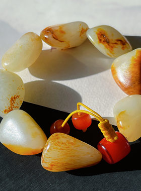 震惊方言精品和田玉新疆特色玉龙河老熟黄沁皮白玉籽料原石手串w2