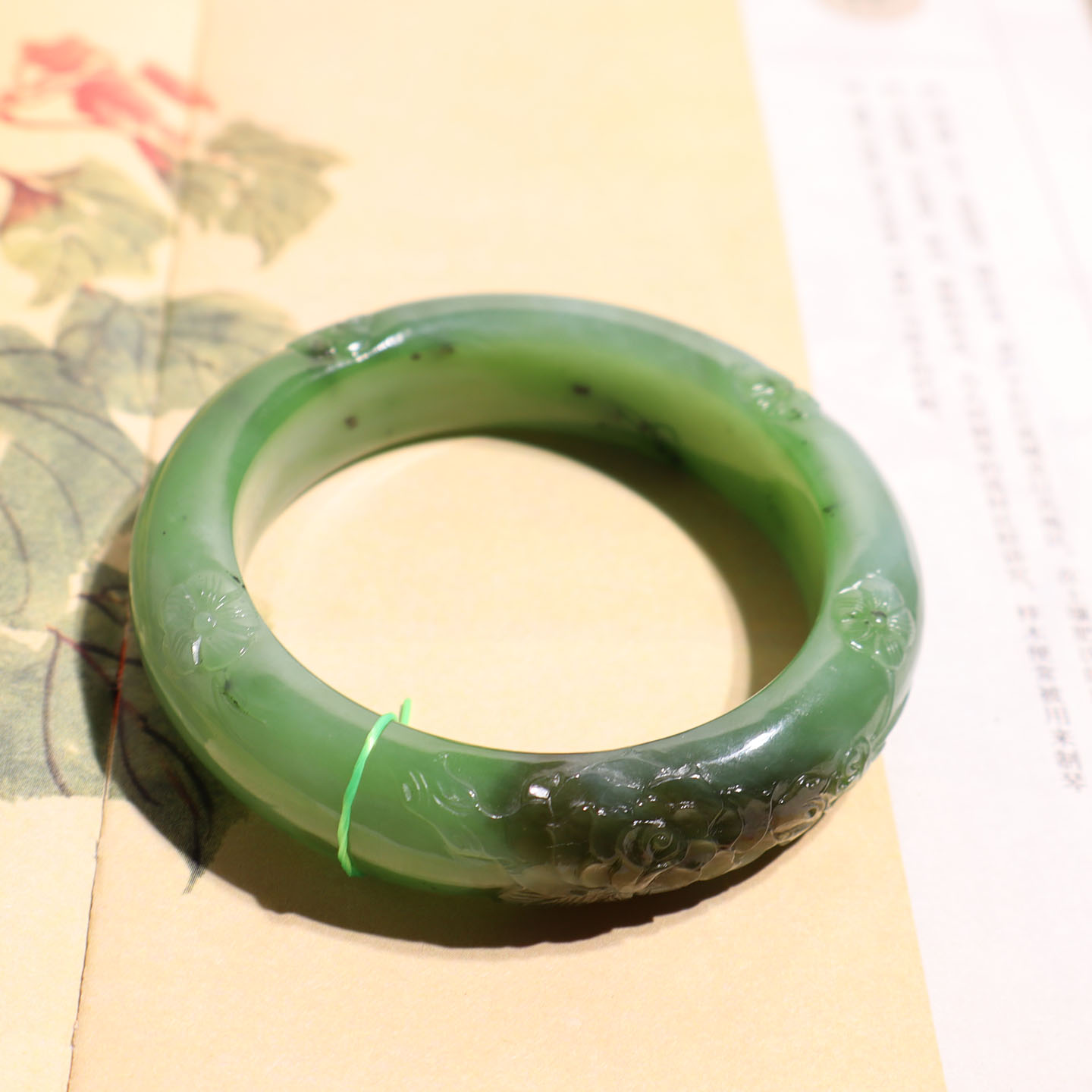 玉禧珠宝俄料老坑和田玉油润细腻阳绿碧玉内径53mm雕花红皮手镯A9图片
