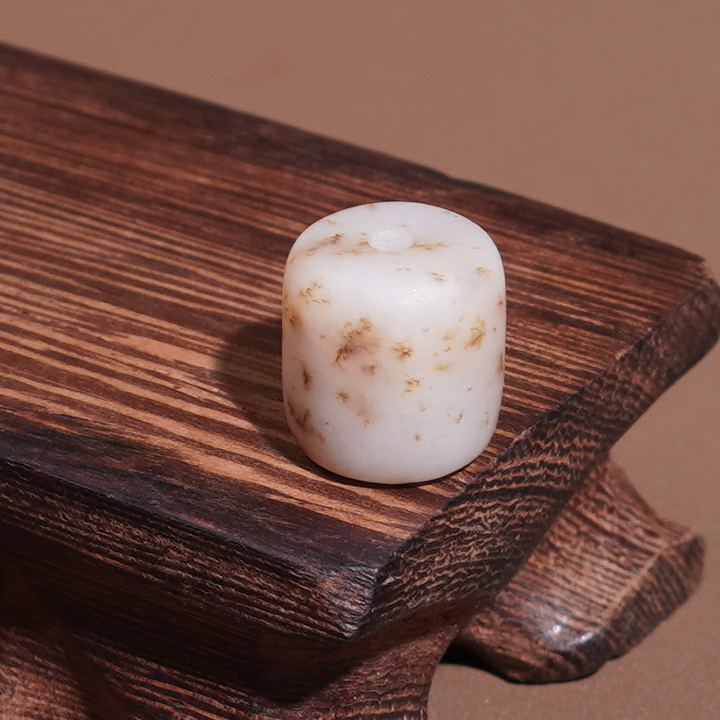 和田玉且末意境糖白玉牛轧糖桶珠