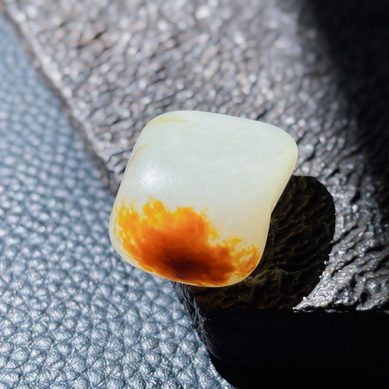 嗨翻方言精品级和田玉特色新疆细腻油润黄沁皮白玉籽料原石玩料w3