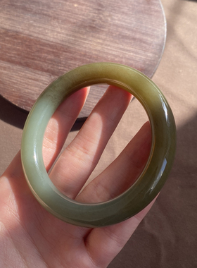 新疆且末料蓝色基调带糖56mm手镯