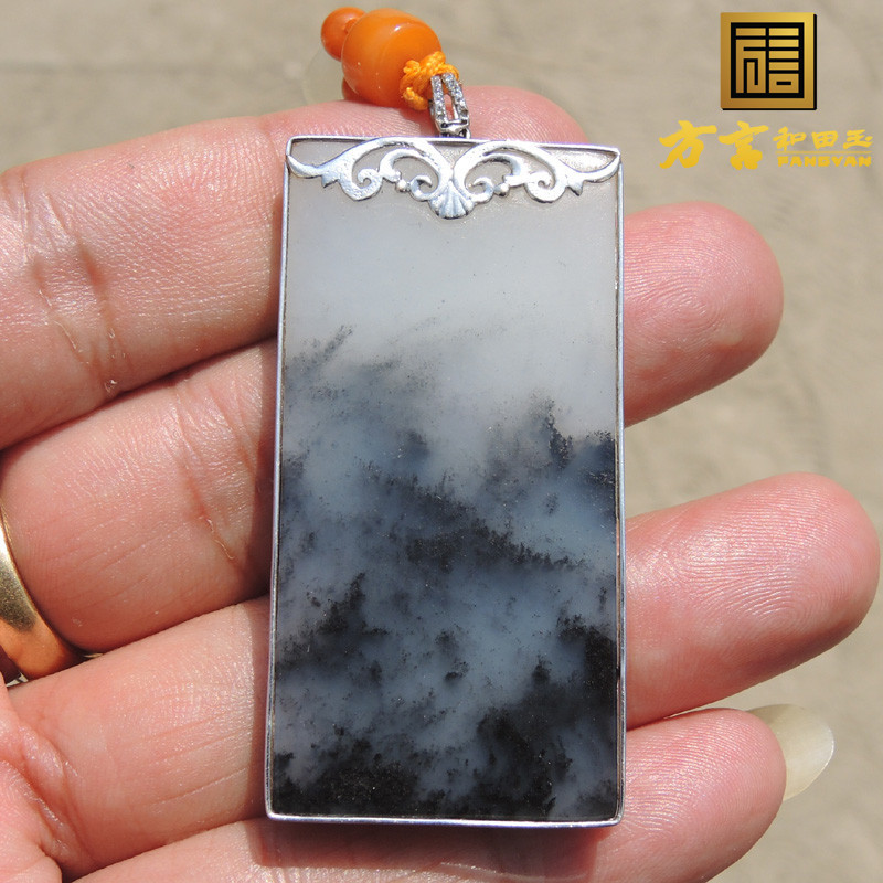 方言和田玉无结构羊脂玉底好意境青花墨玉籽料18K白金镶玉牌吊坠F