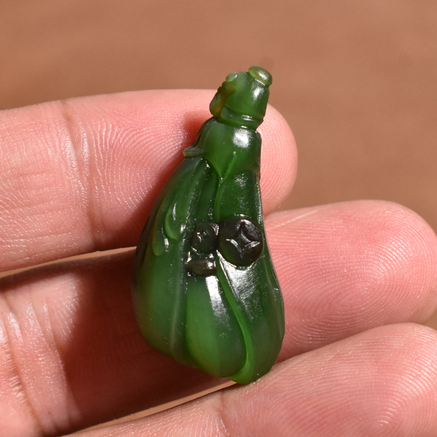 玉禧天然俄料和田玉碧玉红皮辣阳绿无黑点一品清莲吊坠Q3500元