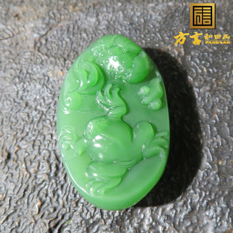 方言珍品收藏级和田玉俄罗斯料细腻正阳绿色碧玉呱呱来财吊坠w