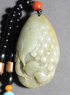 方言和田玉精品放漏罕见黄沁皮青白玉籽料俏雕多子多福吊坠挂件R8