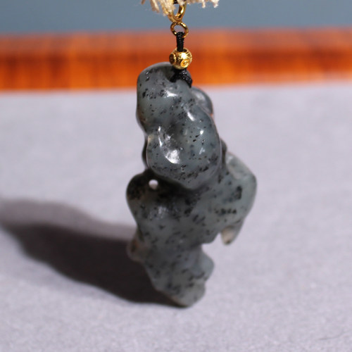 玉禧珠宝精品细腻油润新疆和田玉飘墨青花籽料太湖石吊坠挂件A1