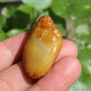 重磅和田玉精品特色新疆老熟黄沁皮黄玉籽料笑佛吊坠挂件A1